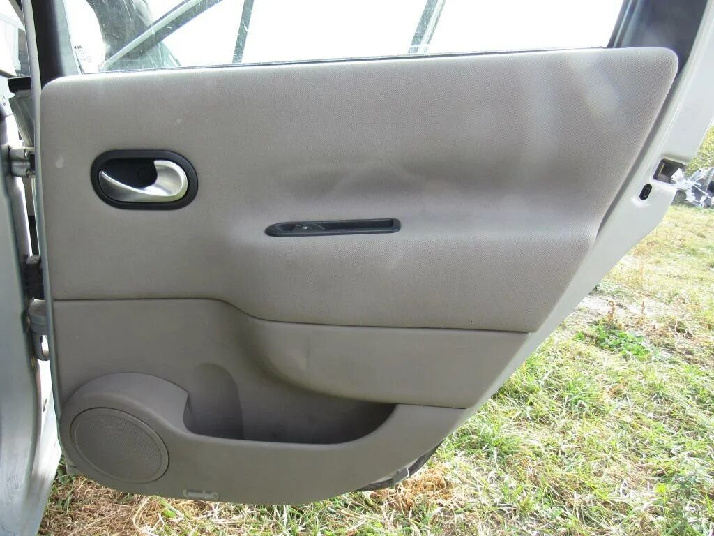 Дверь рено сценик 3. Обшивка двери рено сценик 2. renault scenic 2 дверная карта. renault scenic 2 дверь задняя. обшивка двери renault clio 1.