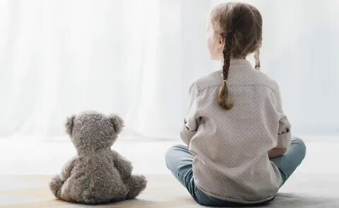 Маленькая девочка живет одна