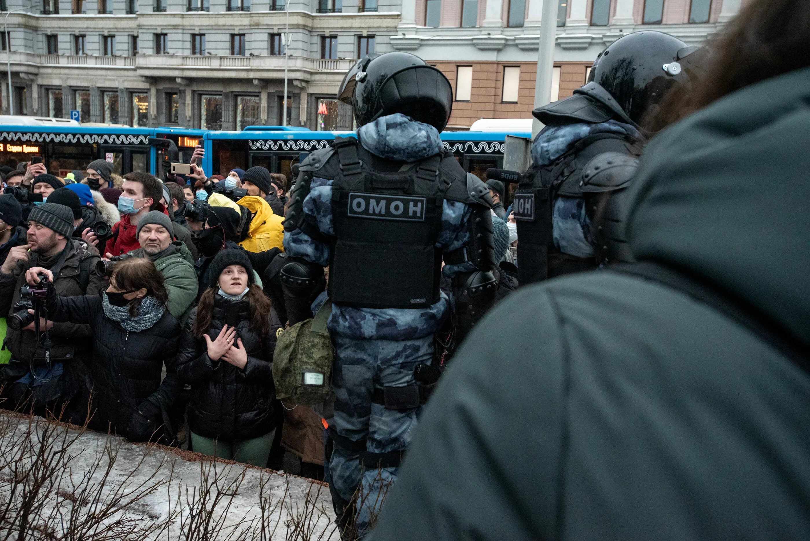 Москва митинг сейчас 7марта2022. Митинги в Москве 02.05.2022. Митинги в Америке русофобные. Полицейские следят за порядком на демонстрации в Москве. Митинги в москве 24 февраля