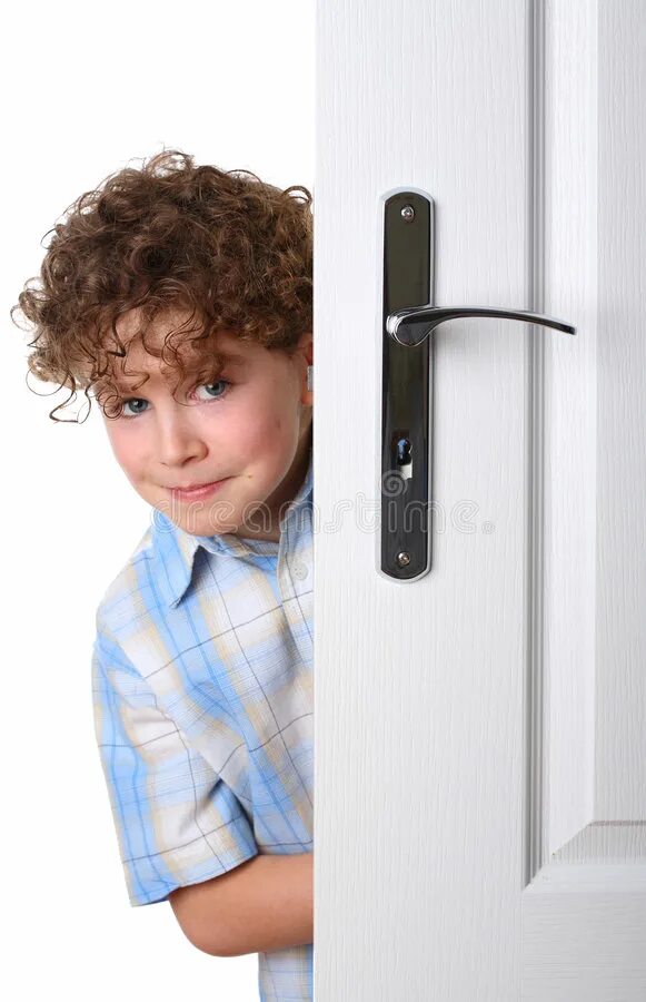 Мальчик и дверь открылась. Выглядывает из за двери. Мальчик выглядывает из за двери. Ребенок приоткрыл дверь. Дверь для детей.