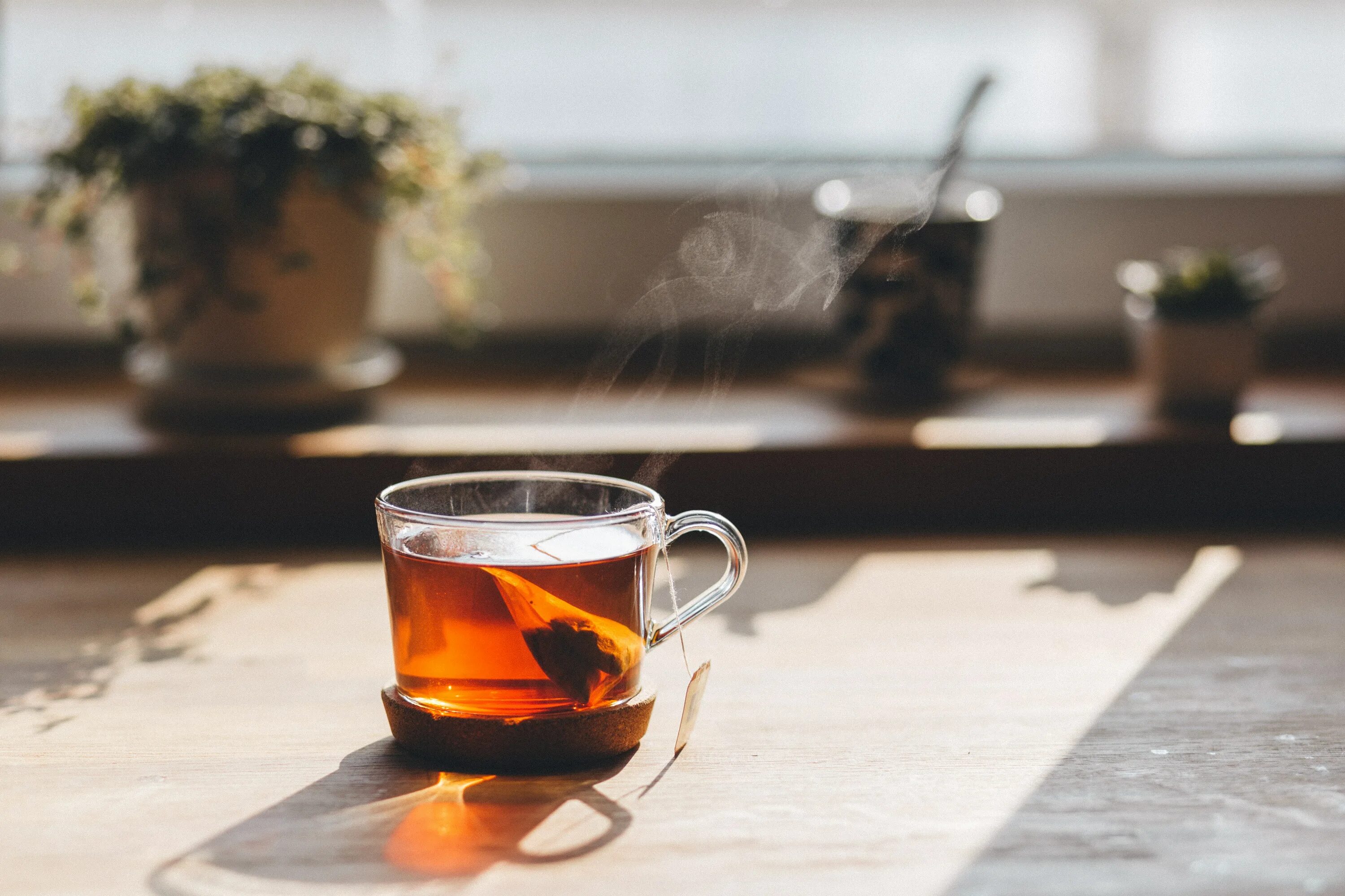 A cup of liber tea. Кружка чай. Чай на столе. Кружка чая на столе. Горячий чай.