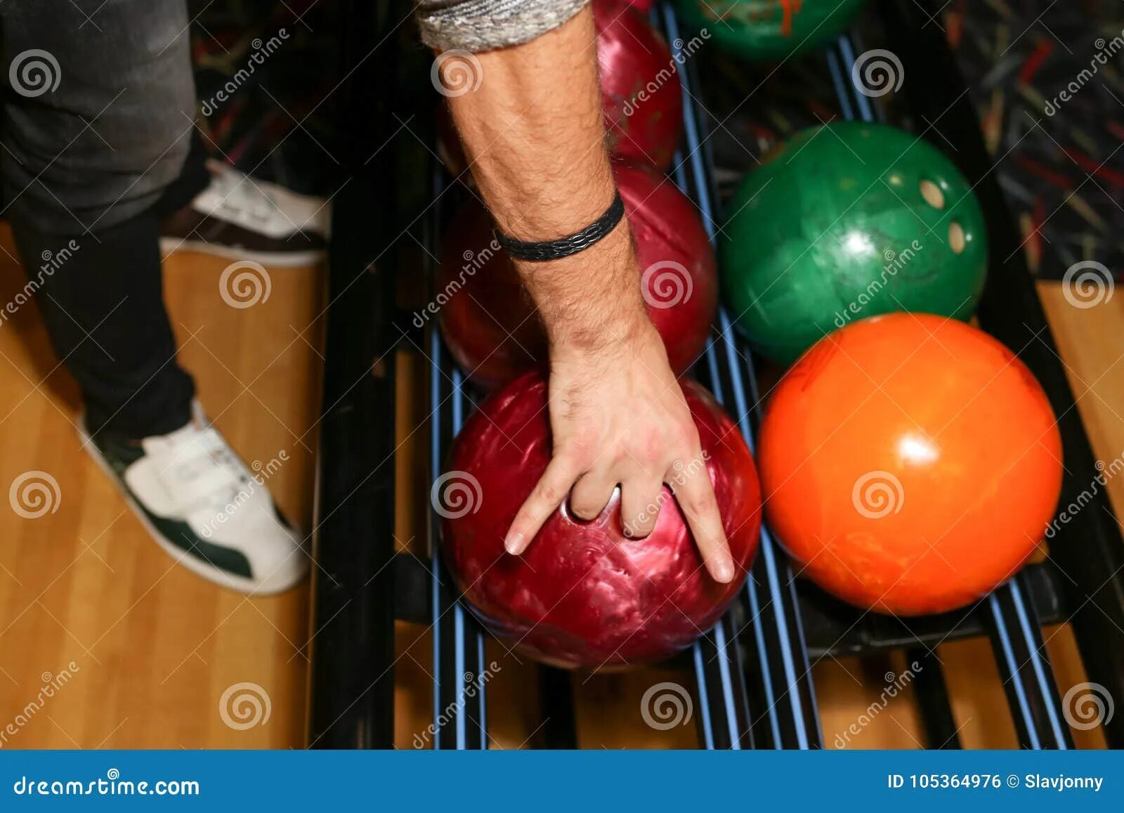 Мяч для боулинга. Шар от боулинга в руке. Рука в шаре для боулинга. Цвет мячей в боулинге.