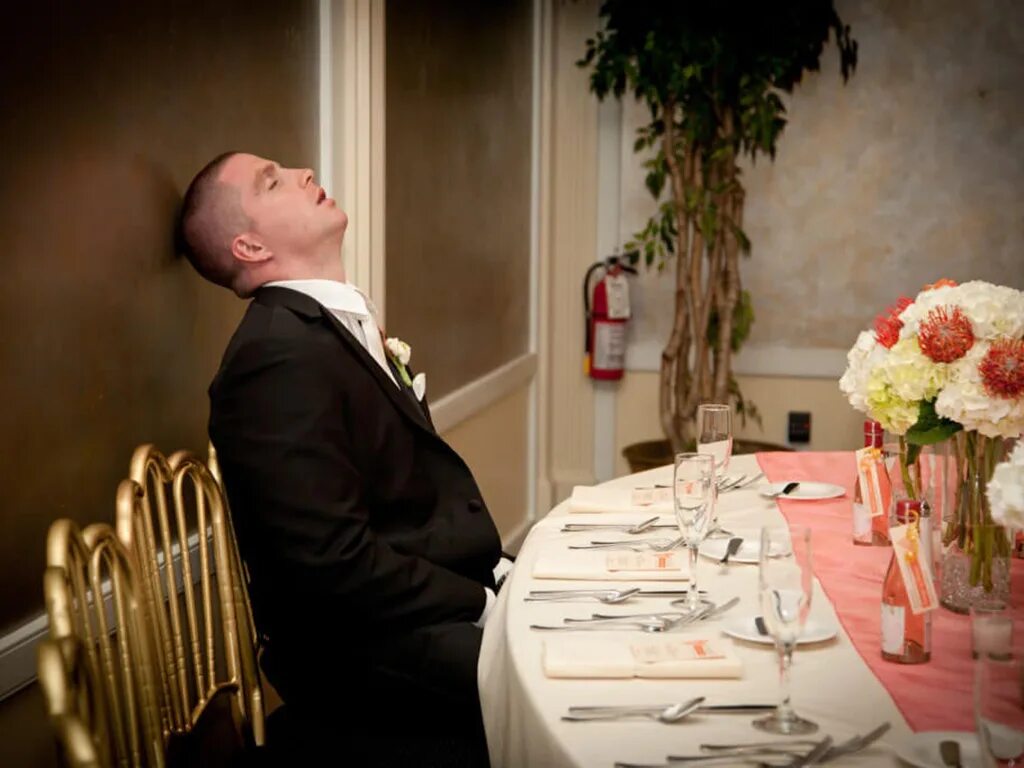 Передача жениха невесте. Грустный жених на свадьбе. Свадьба за столом. Жених и невеста за столом. Жених опаздывает на свадьбу.