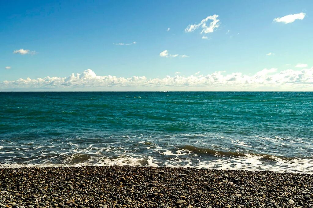 Ютуб черное море. Пляж Мзымта в Адлере. Галечный пляж Адлер. Черное море пляж Адлер. Адлер городской галечный пляж.