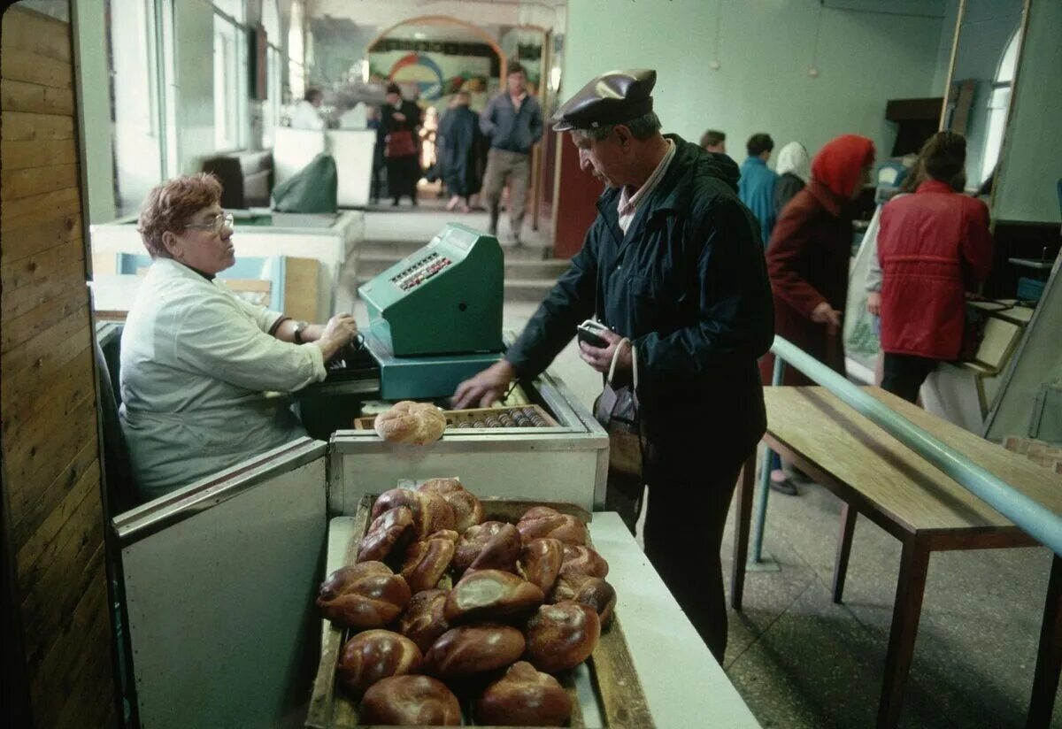 Полки магазинов в СССР. Булочные СССР. Хлебобулочные изделия СССР. Полки магазинов в 90-е.