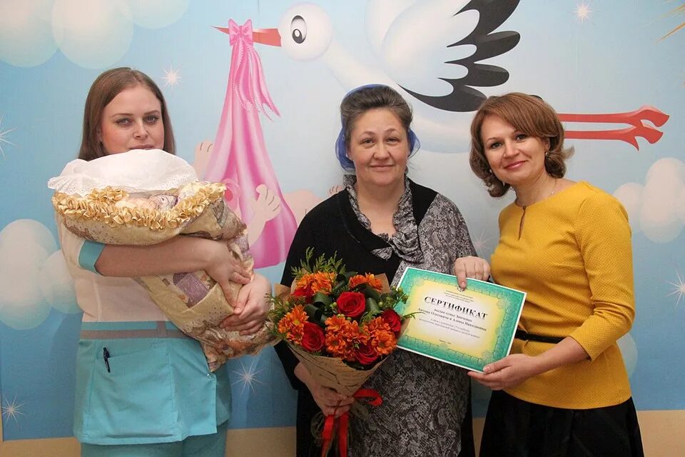 Семья с четырьмя детьми. Законы алтайского края семья. Многодетные семьи алтайский край. Многодетная семья. Региональный материнский капитал.