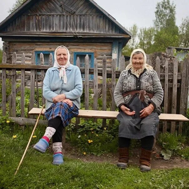 Он рассказывал что летом был у бабушки. Бабушка в деревне. Деревенская бабушка. Деревенская старушка. Бабушки на скамейке в деревне.