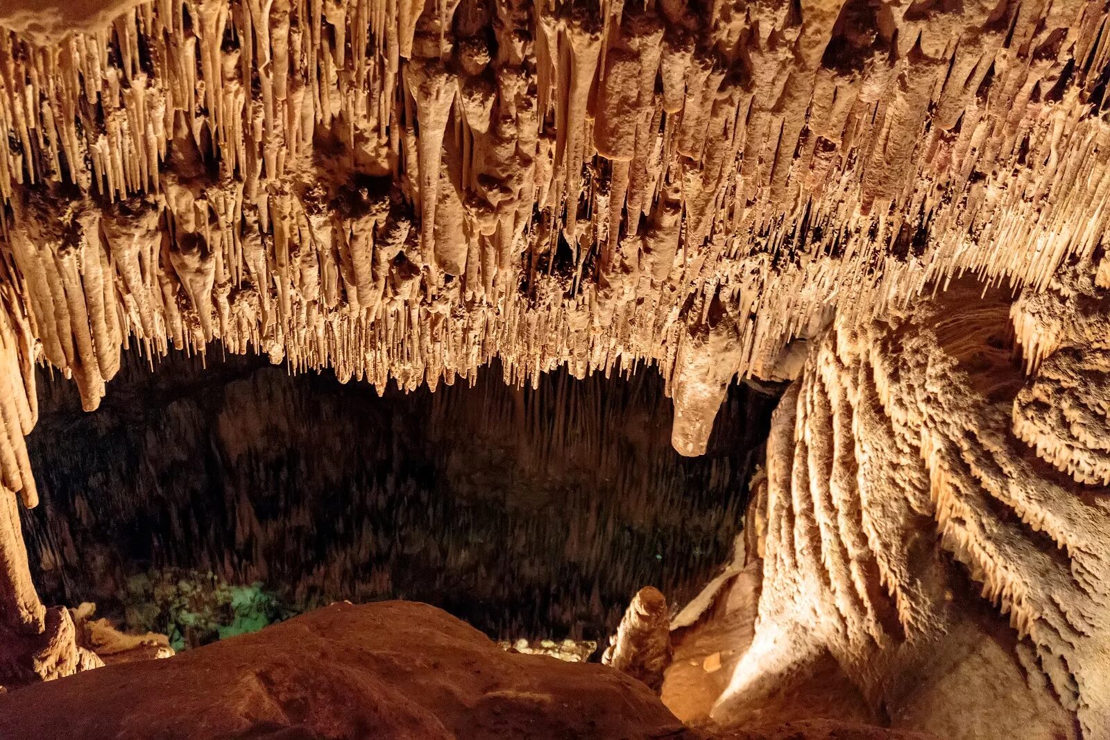 Dragon caves майорка. Драконьи пещеры на майорке. Драконьи пещеры на майорке. Драконова пещера. Драконьи пещеры на майорке.