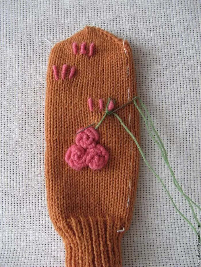 вышитые варежки. вязаные варежки с вышивкой. вышивка на варежках. вязаные варежки с вышивкой. вышивка на варежках своими руками мастер класс.