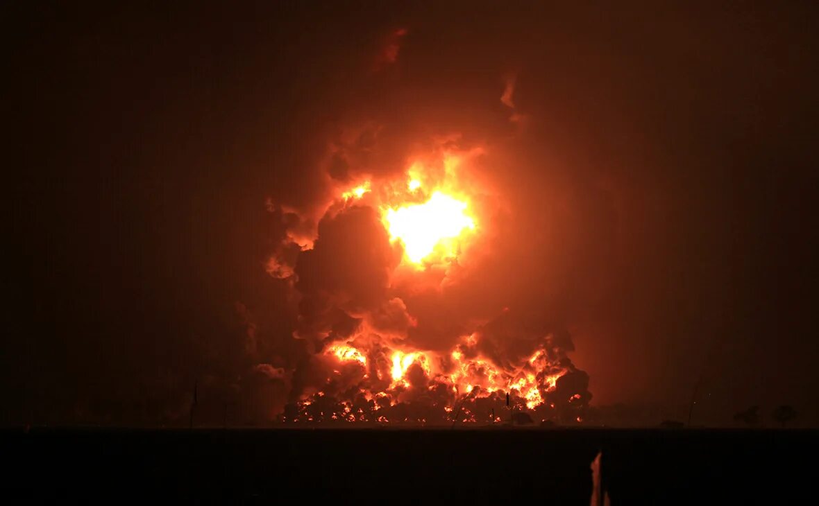 Взрыв на Ачинском НПЗ В 2014. Взрыв ночью. Взрыв на нефтяном заводе. Взрыв на нефтеперерабатывающем заводе.