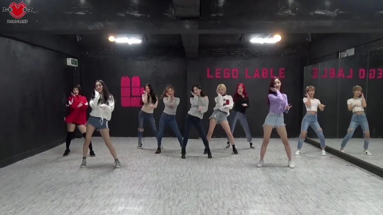 Бум бум момолэнд танец. Корейская танцевальная группа Waveya. MOMOLAND BBOOM BBOOM Dance Practice. Кореянка танец для похудения. Песня здесь танцует