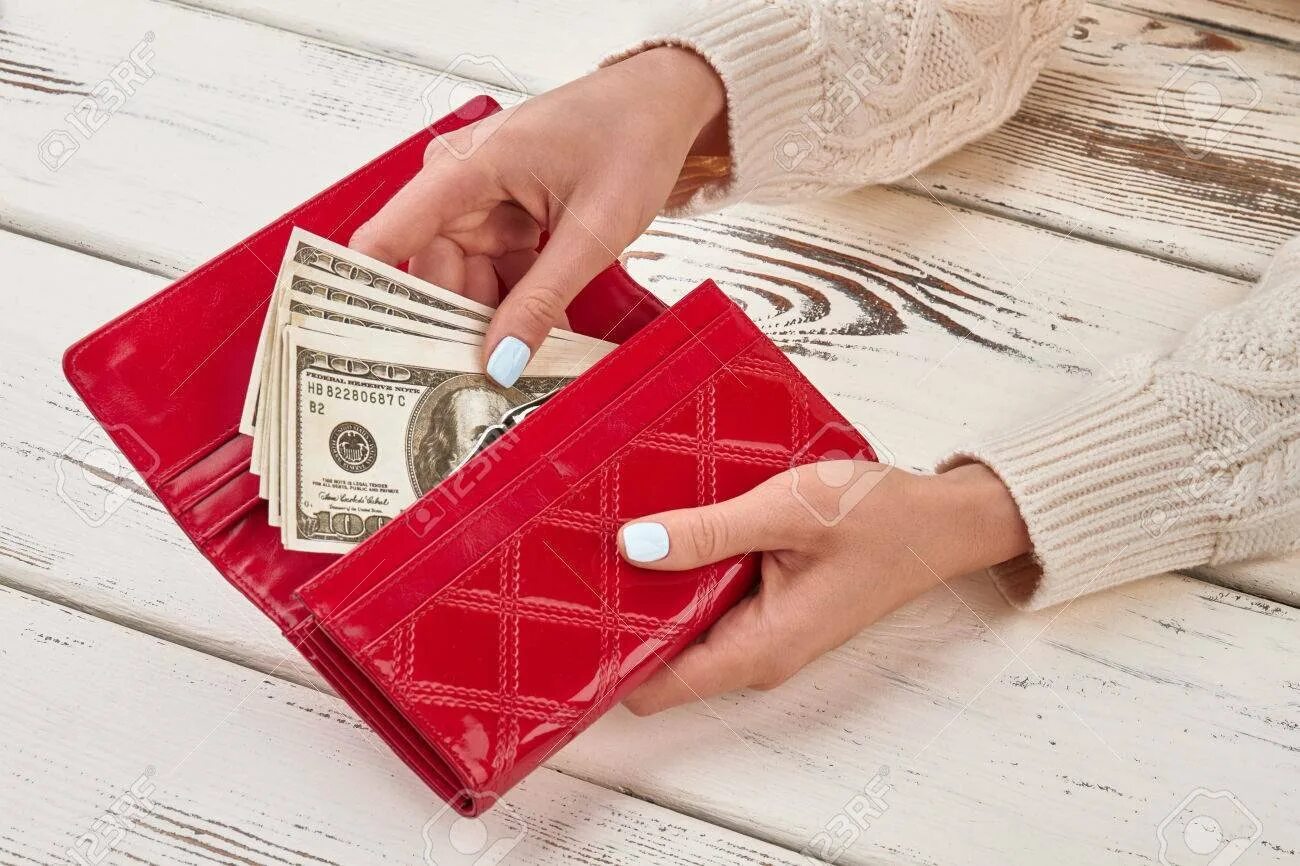 Кошелек с деньгами. Красный кошелек с деньгами. Женский кошелек с деньгами. Кошелек с деньгами в руках.