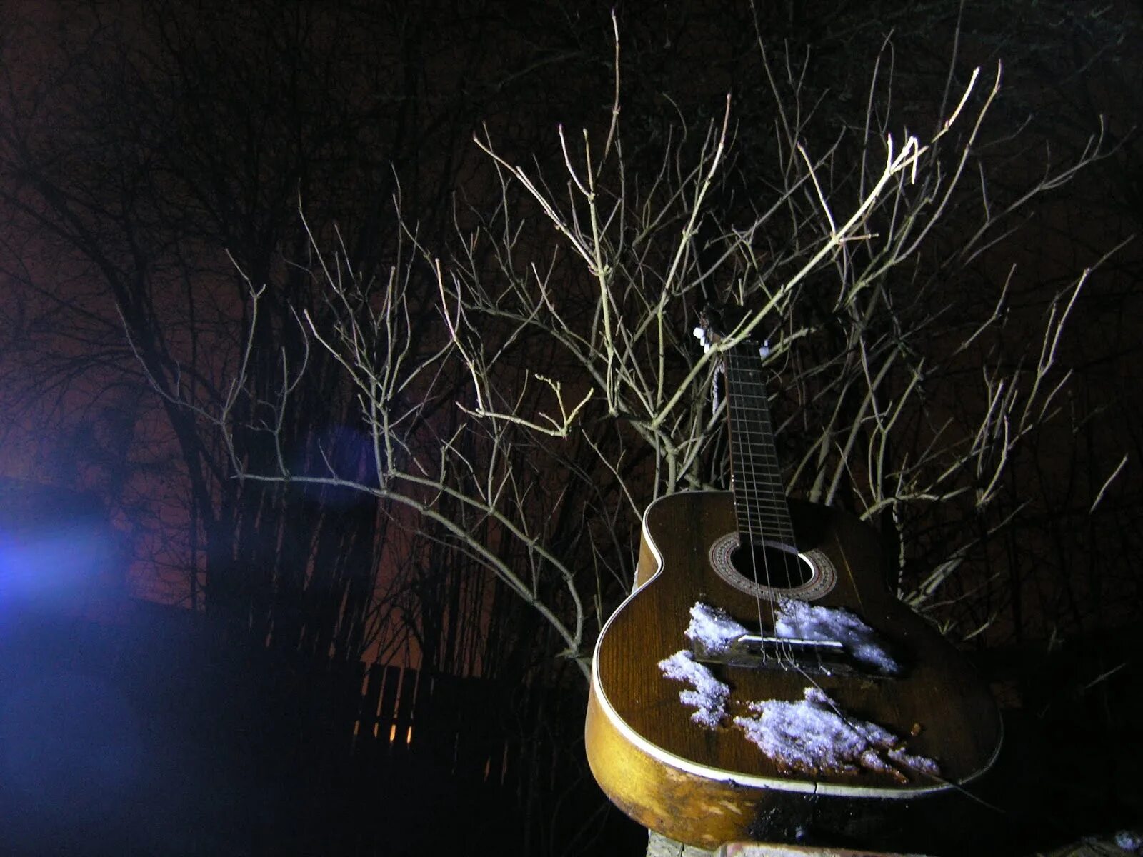 Горят фонари и одинокая гитара поет. Вечер с гитарой. Электрогитара в лесу. Гитара на природе. Музыкальный вечер гитара.