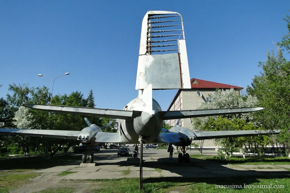 Погода г куйбышева нсо. Памятники города Куйбышева. Памятники г Куйбышева Новосибирской области. Достопримечательности Куйбышева Новосибирской области самолет. Памятники города Куйбышева Новосибирская область.