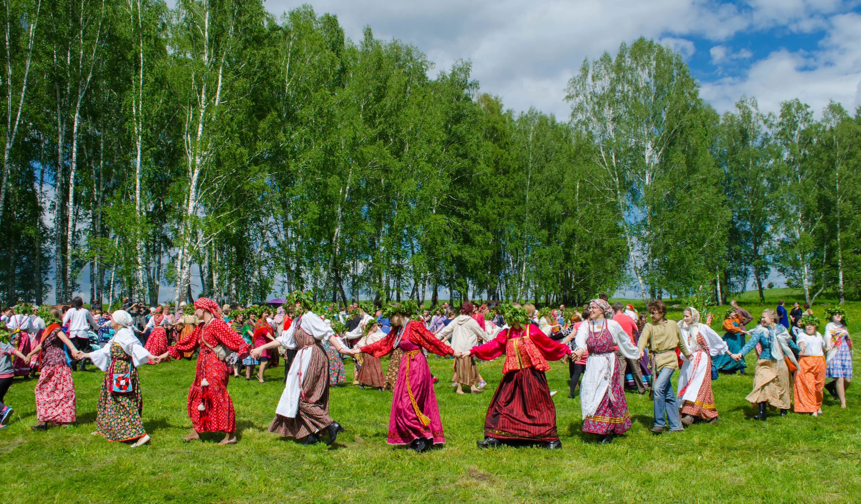 Пляши село. Фольклорный праздник «Троицкие гуляния». «Семик. Троицкие гуляния». Троицкие гуляния фольклорный фестиваль. Девичий хоровод в Семик.