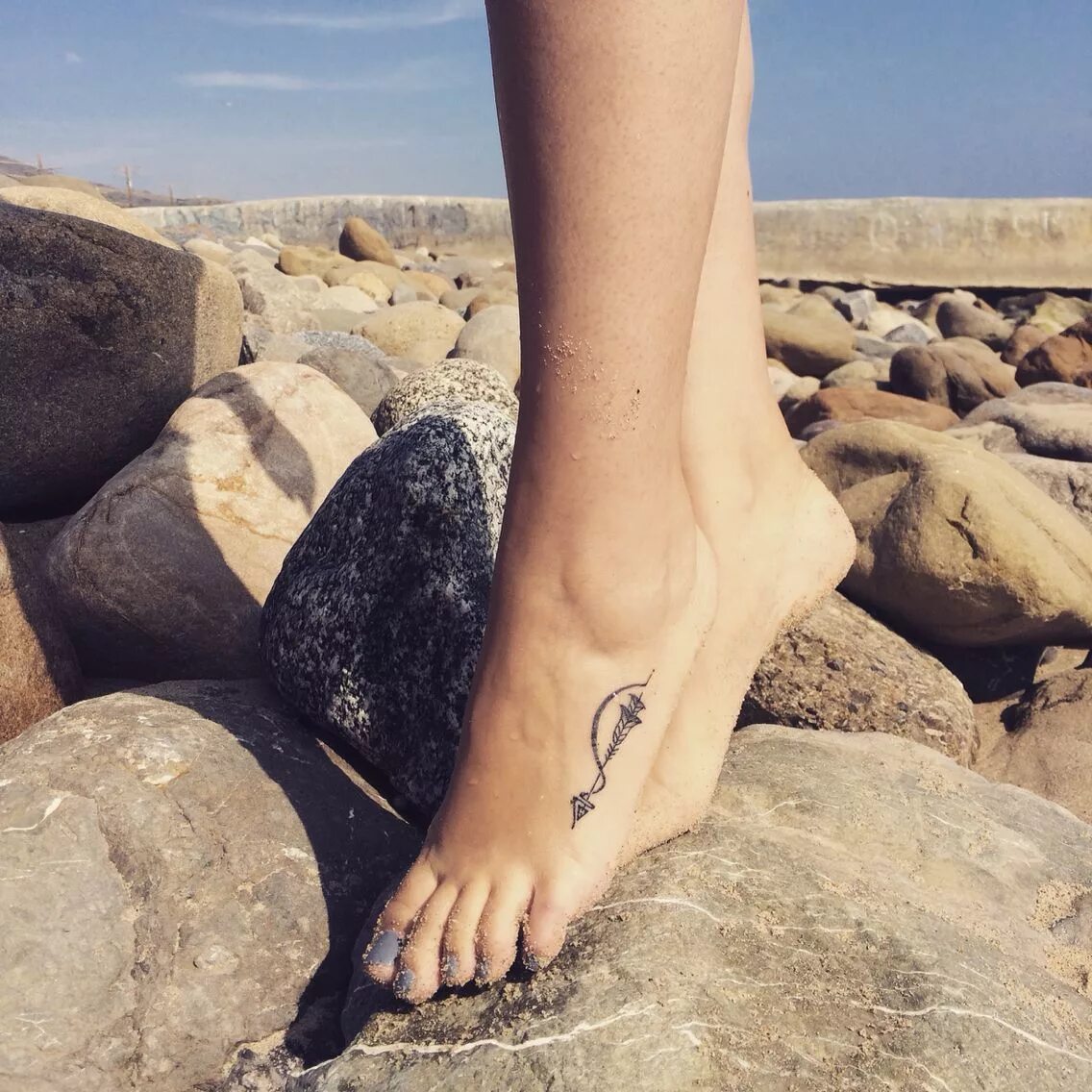 Маленькая тату на ноге для девушек. Татуировки для девушек на ноге. Тату волна. Татуировки для девушек на ноге. Татушка на ноге для девушек.