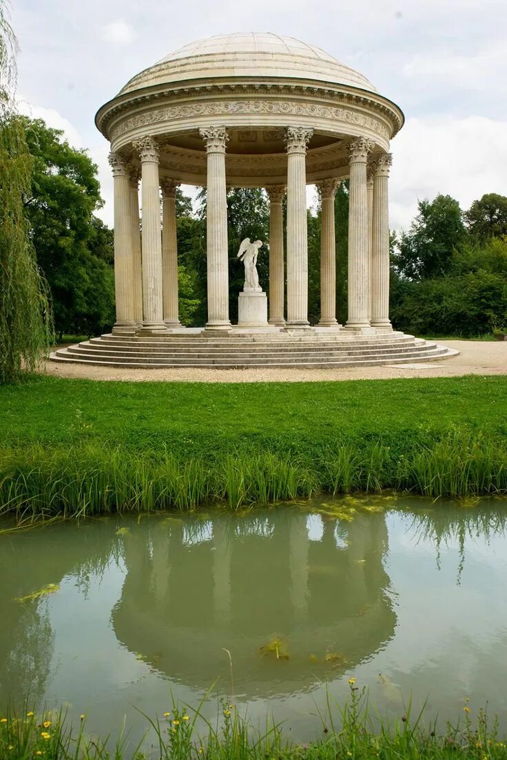 Temple of love. Ротонда храм любви Версаль. Малый Трианон храм любви. Храм Амура Версаль. Парк малого Трианона с ротондой в Версале.