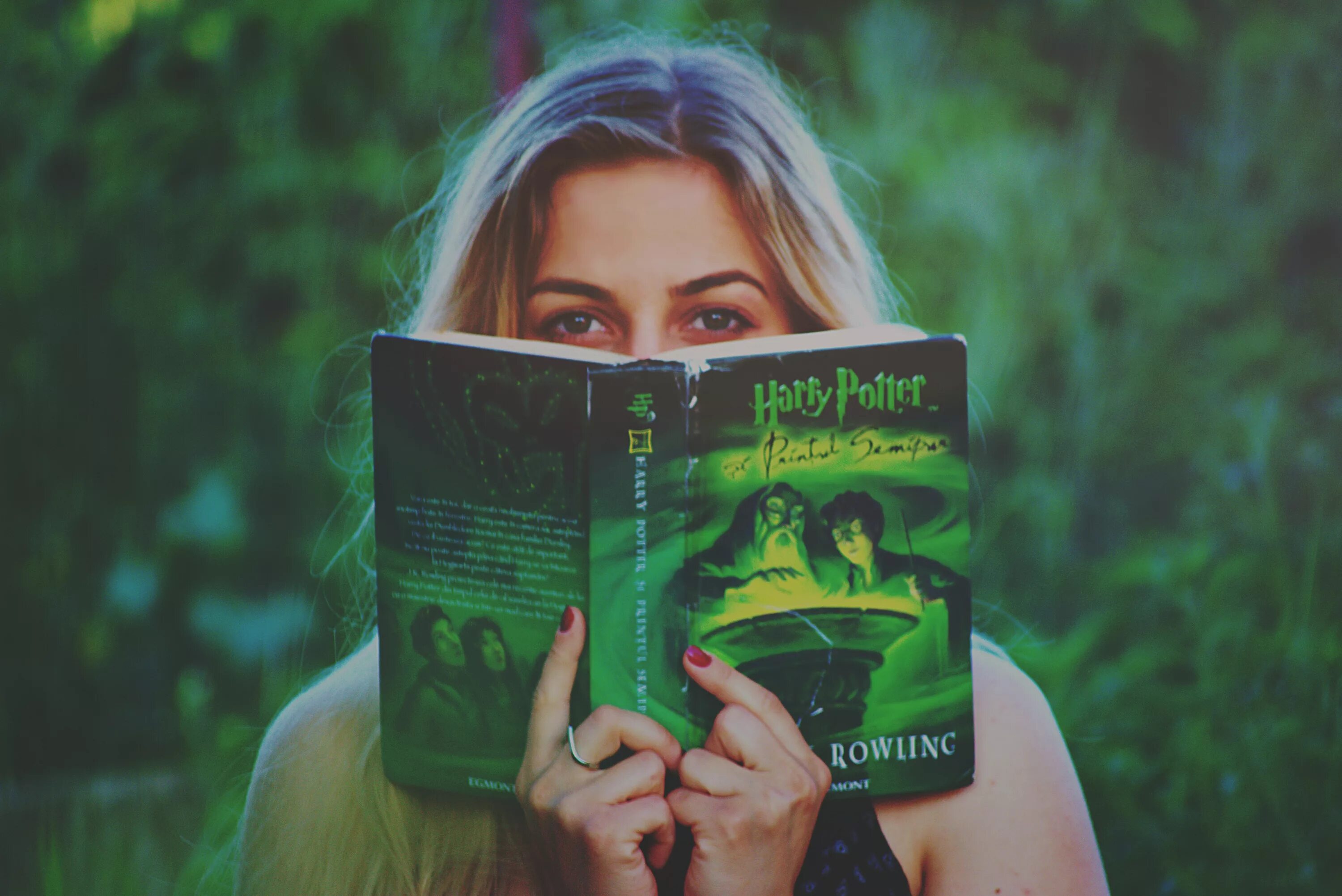 Книга какое лицо. Зелёная книга. Книга с лицом. Книга для девочек.