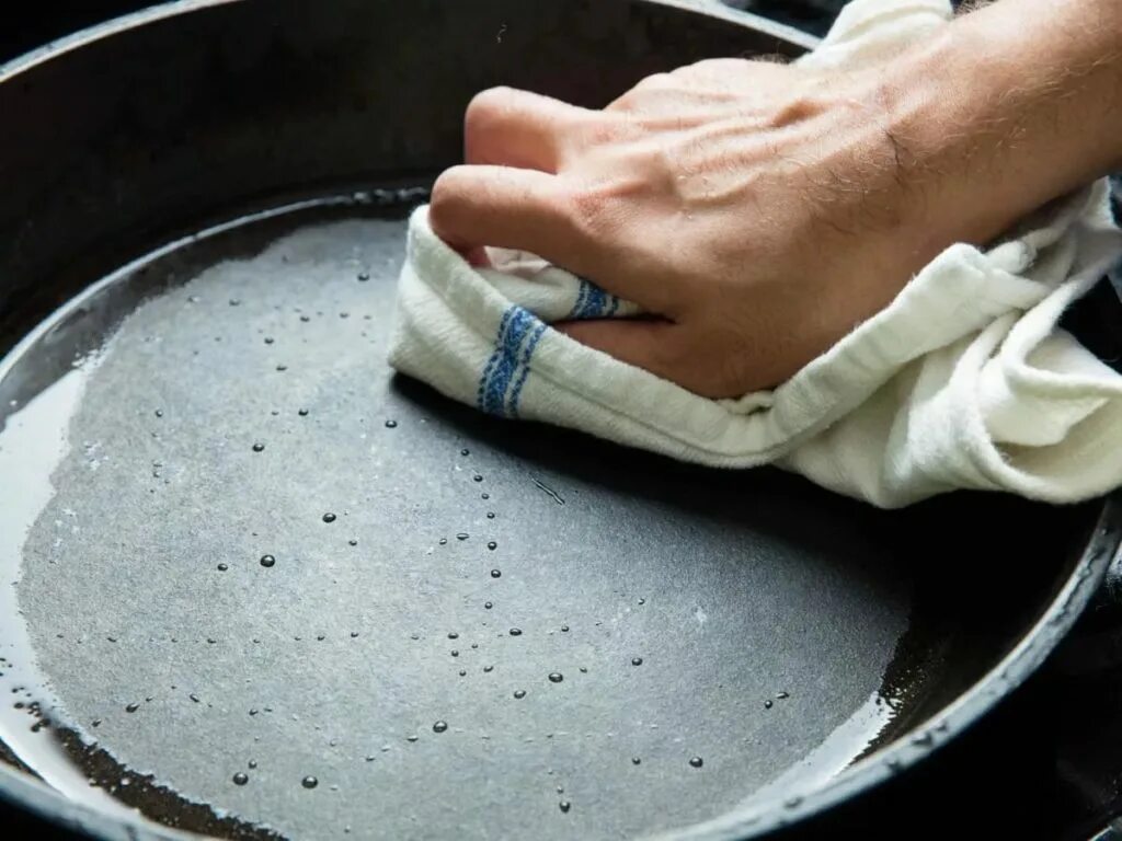 Как прокалить сковородку. Чистка посуды солью. мытье сковородки. прокалить сковороду с солью. отмыть от нагара тефлоновую сковороду.