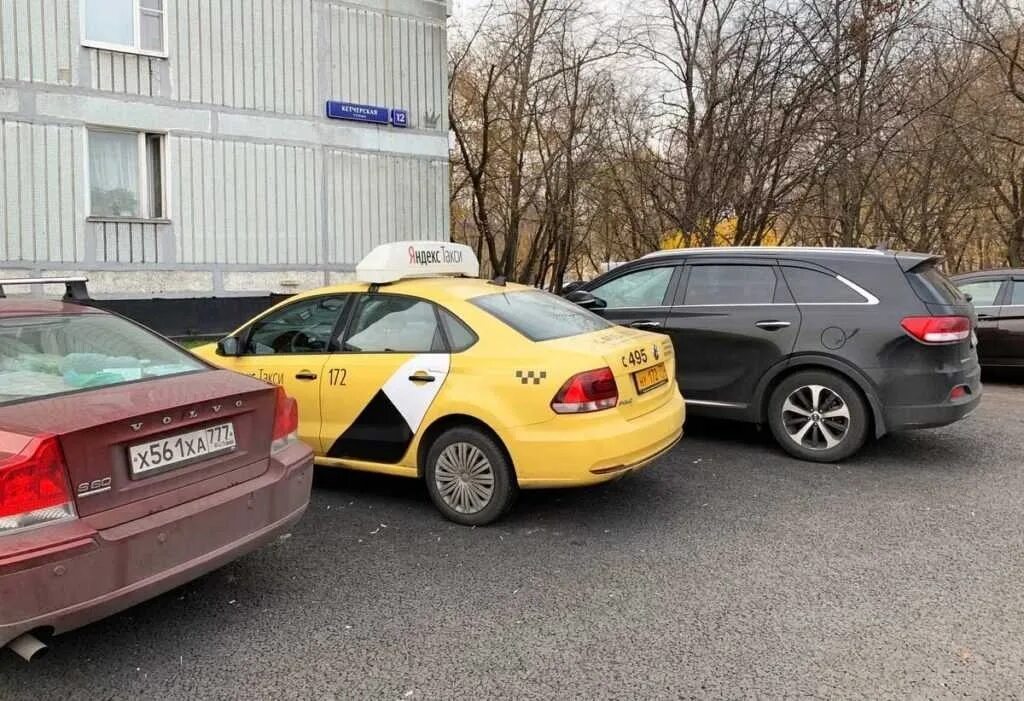 Машина во дворе. Газон машина. Такси на тротуаре. Такси припаркованный на тротуаре штраф. Стоянка такси.