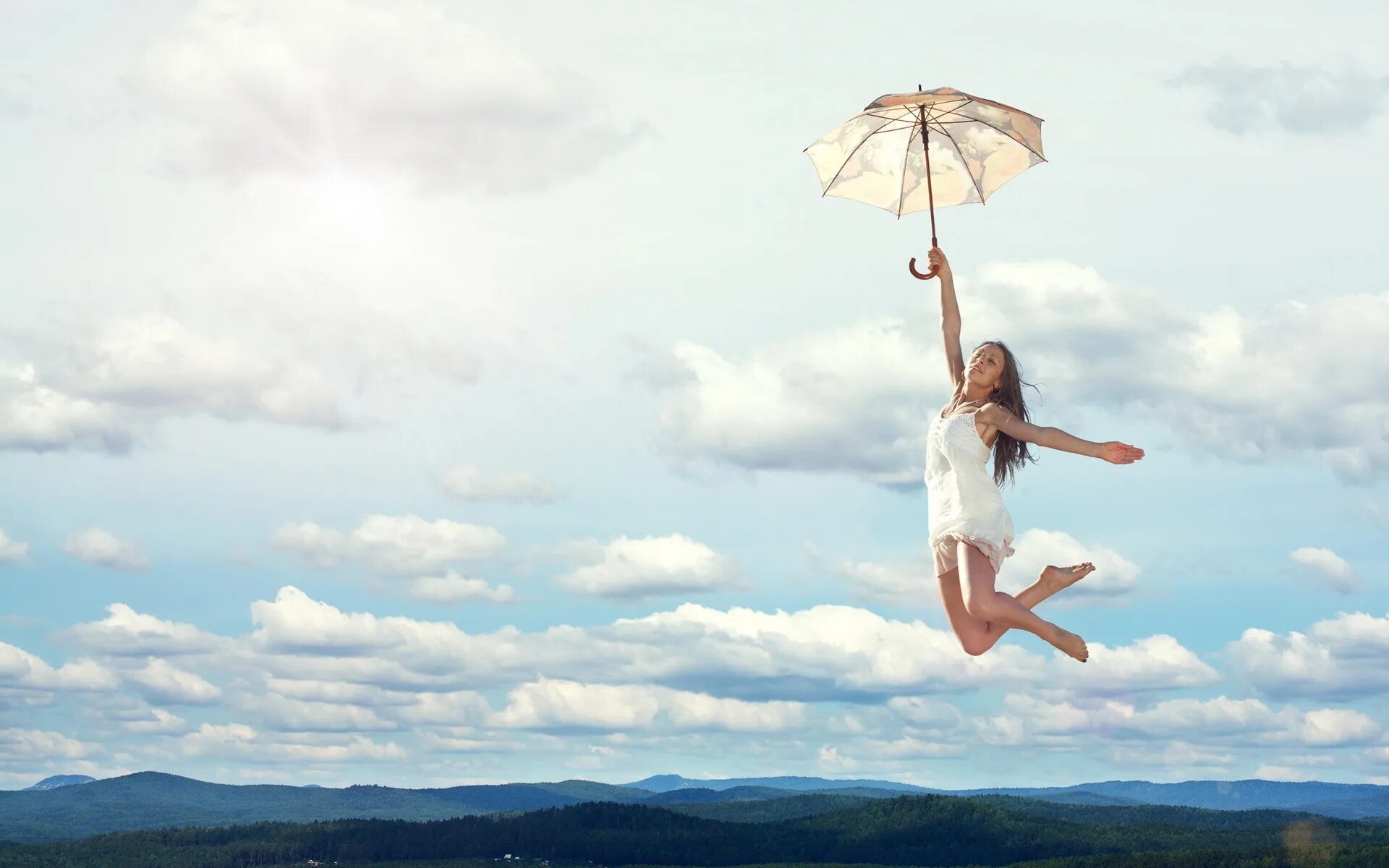 Счастливая девушка. Полет на зонтике. Девушка летает в облаках. Девушка летит.