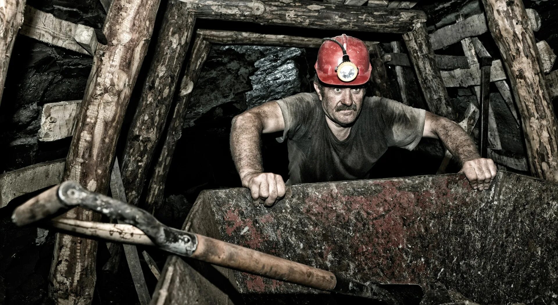 Рабочие на стройке. Тяжелый физический труд. В общем тяжелая работа. Самый тяжелый труд. Женщина на тяжелой работе.