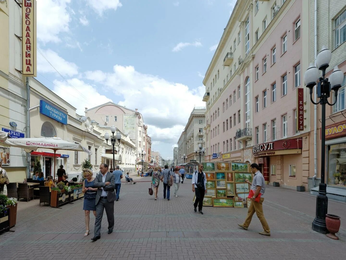Арбат далеко. Улица арбат в москве 2025. улица арбат 51 москва. улица арбат в москве 2025. арбат д 51 стр 1.