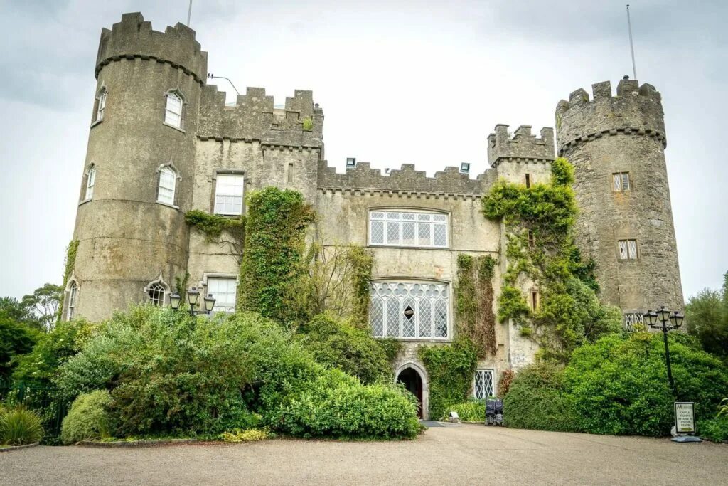 Malahide castle is northeast of dublin. Малахайд ирландия. замок мандерли в дублине. замок малахайд. malahide castle белая леди.