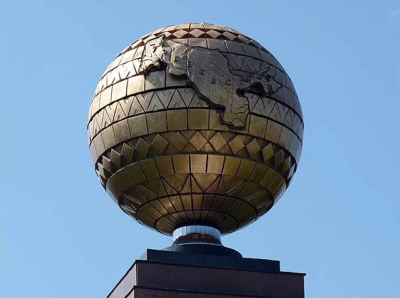 Памятник глобус. Узбекистан монумент Глобус. Глобус Ташкент памятник. Памятник глобусу в Бухаре. Глобус независимость Ташкент.