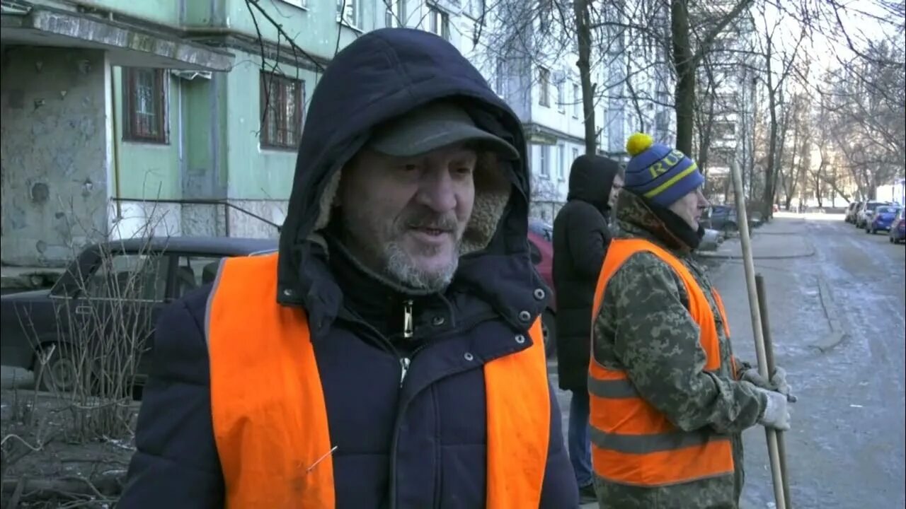 Дворники будут получать. Дворники воронежа. сколько зарабатывает дворник. сколько получает дворник в москве. дворнику выдано ружьё.
