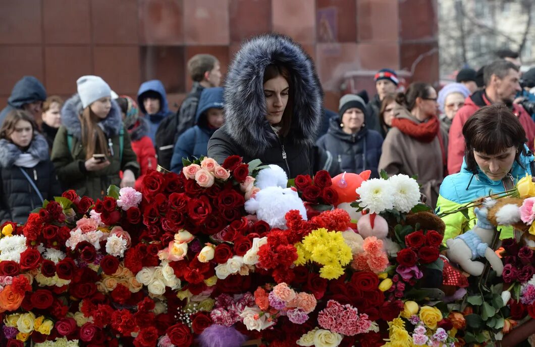 Почему траур в россии сегодня. Зимняя вишня Кемерово траур. Зимняя вишня пожар траур. Траур по погибшим в Кемерово.