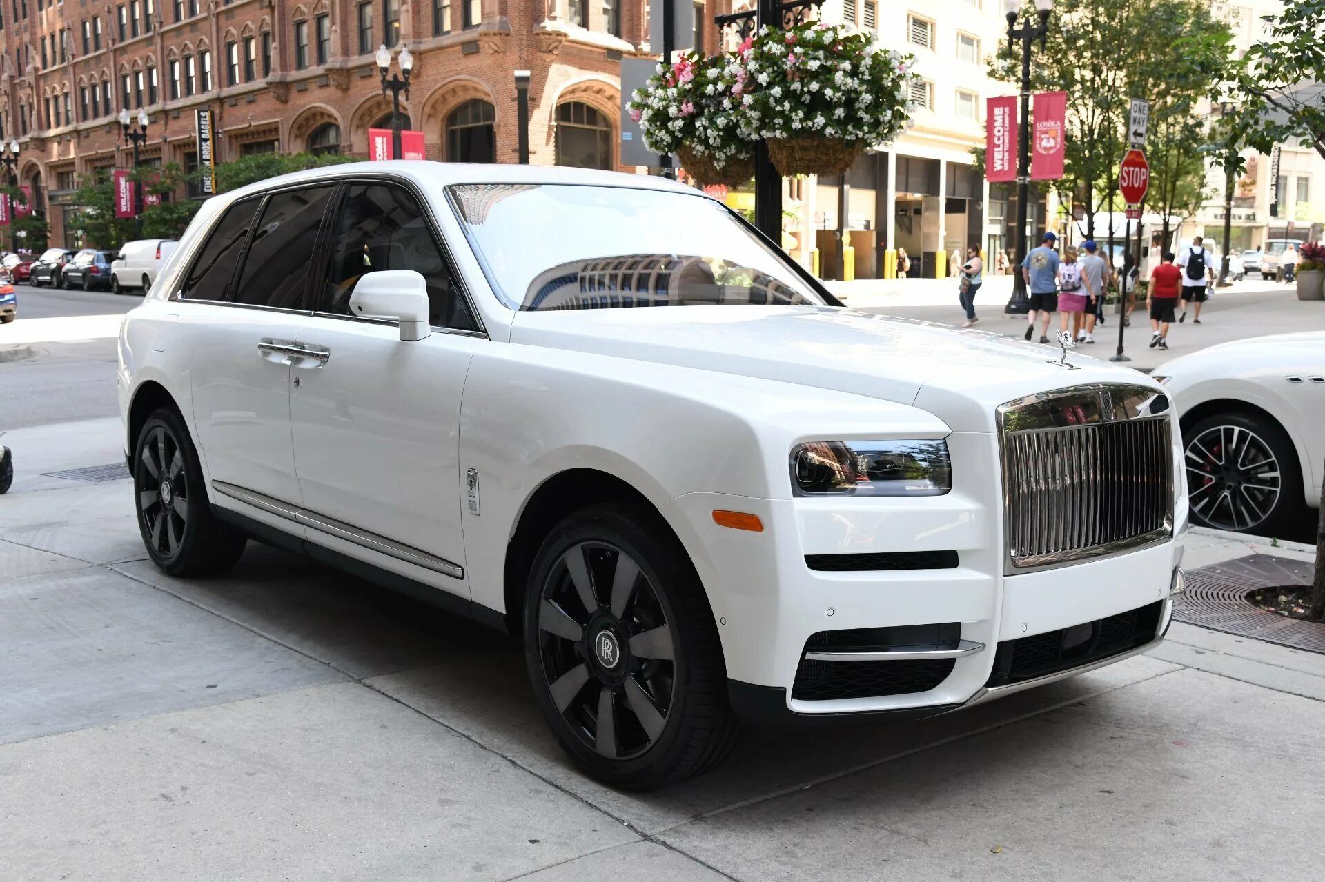 Роллс калина. Роллс Ройс кроссовер. Роллс Ройс Каллен. Rolls-Royce Куллинан. Джип Rolls Royce Cullinan.