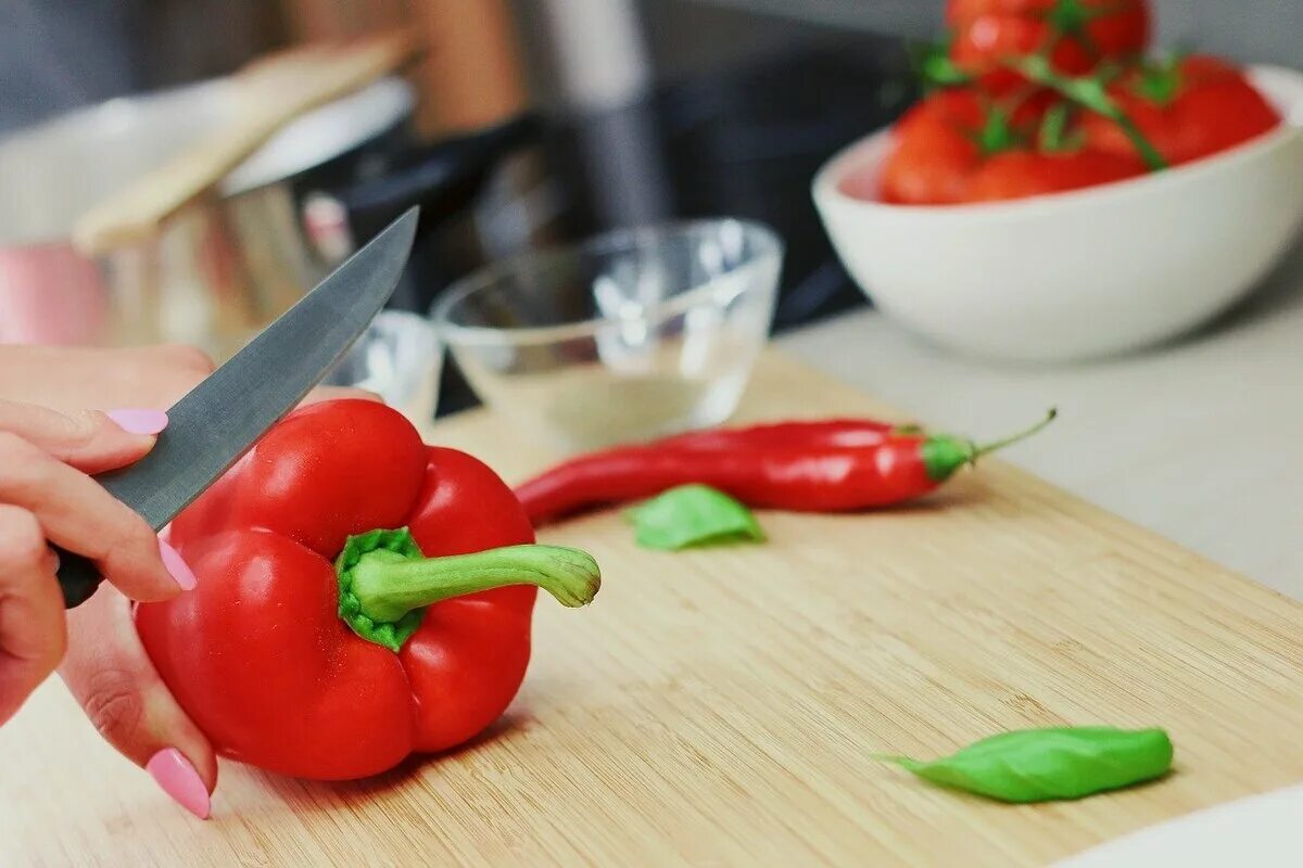 Как чистить овощи. Овощи &quot;кухня&quot;. перец. болгарский перец. овощи на доске.