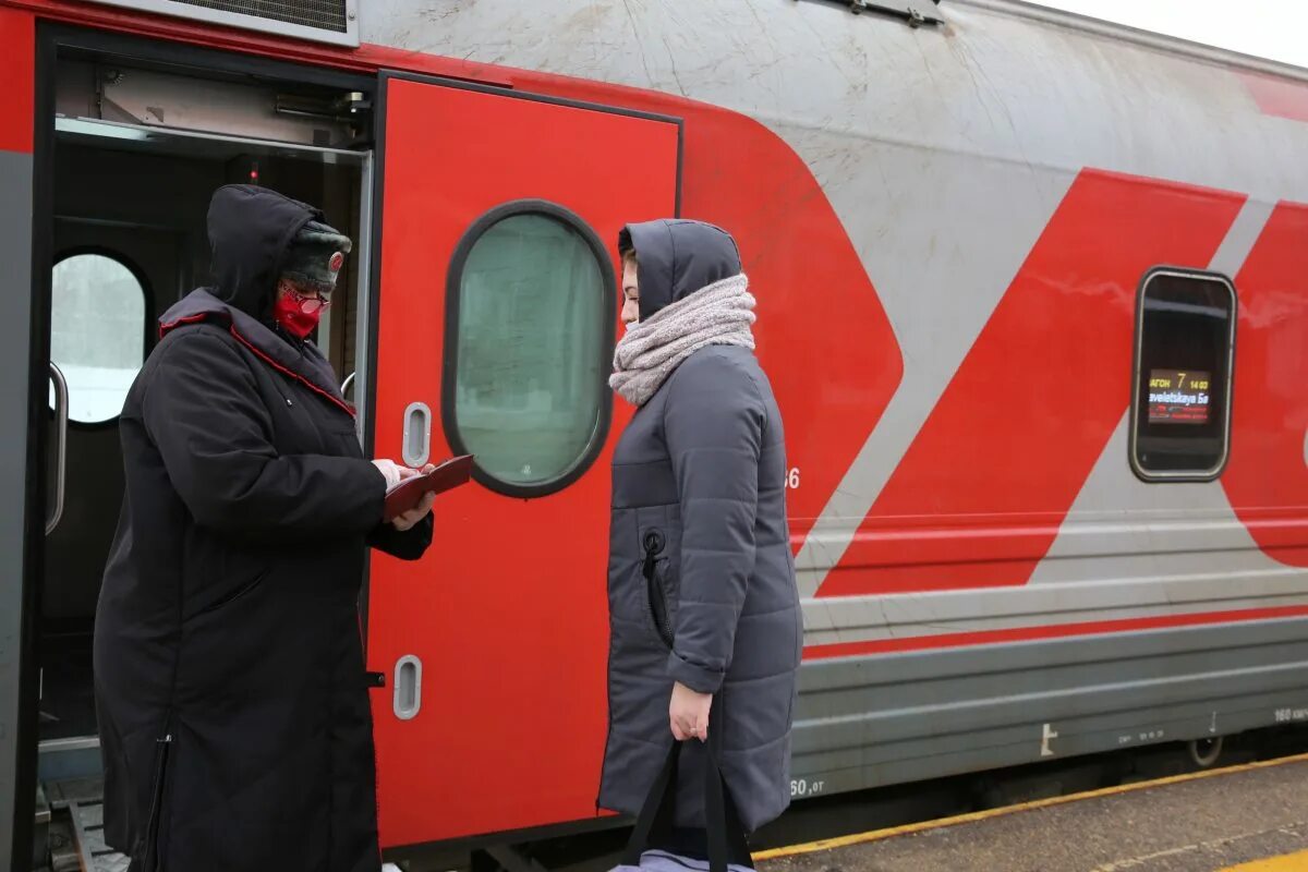 Опаздывают ли поезда ржд. Пассажиры на вокзале. Маска РЖД. Поезд дальнего следования. Поезд на вокзале.