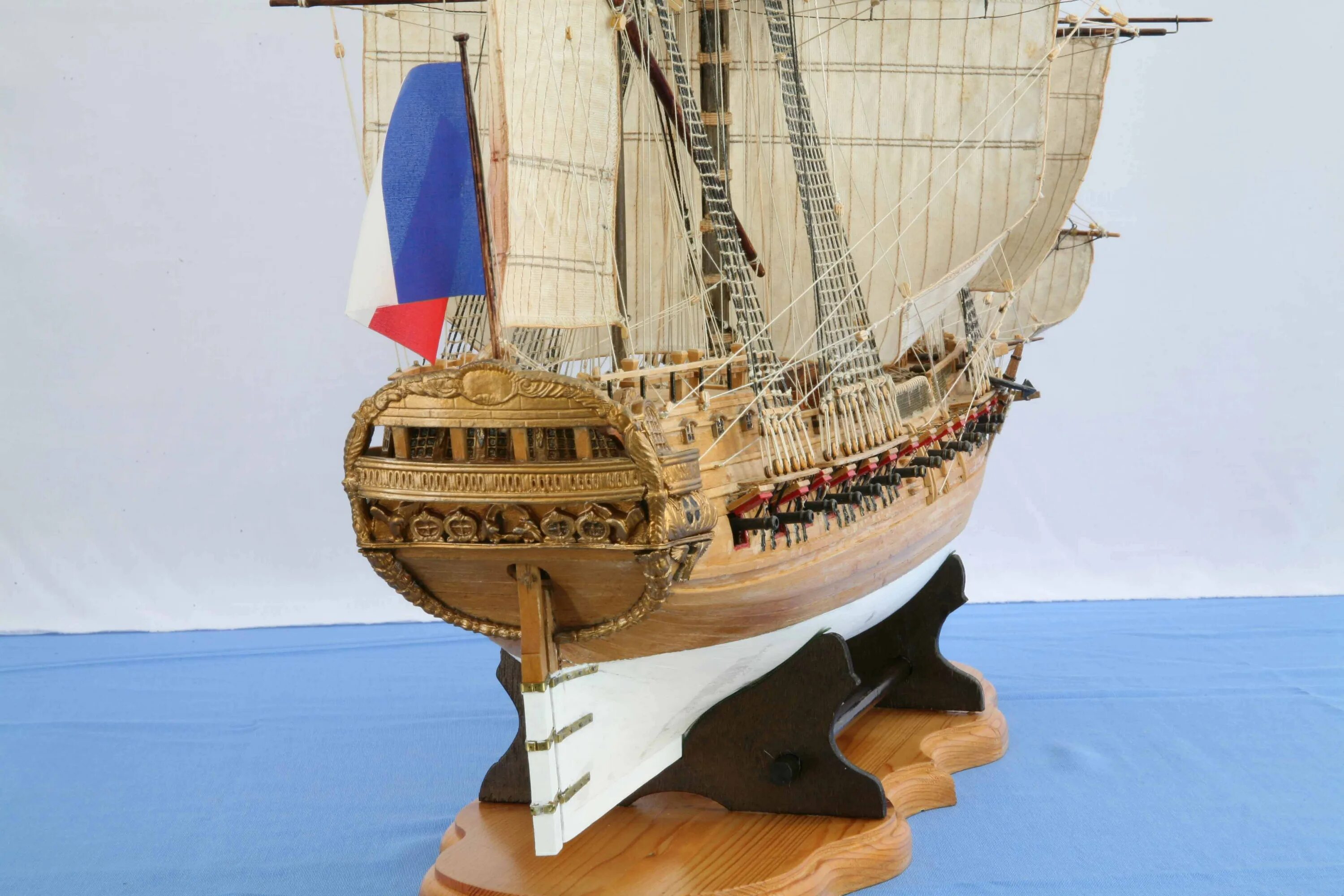 Фрегат корабль 17 века. HMS Hermione 1782. Корвет парусник 17 века. HMS Royal Charles 1655. Фрегат 17