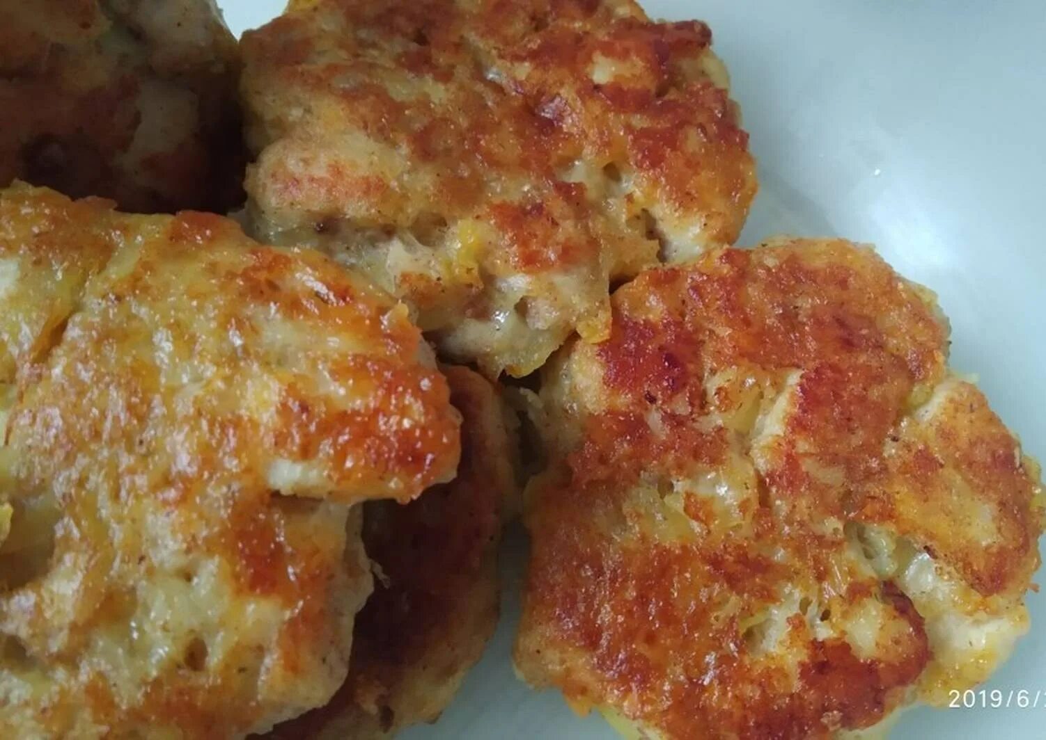 Котлеты из филе и кабачков. Куриные котлеты с кабачком. куриные котлетки с кабачком. котлеты из куриных бедрышек. куриные котлеты с кабачком в духовке.