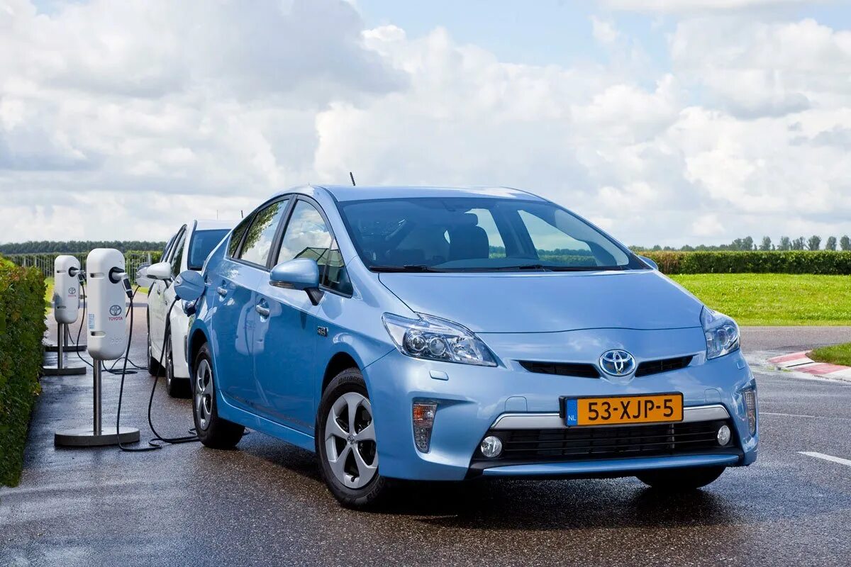 Гибрид продажа автомобиля. Тойота Приус 2012. Toyota Prius 2012. Тойота Приус 2012г. Тойота Приус гибрид.