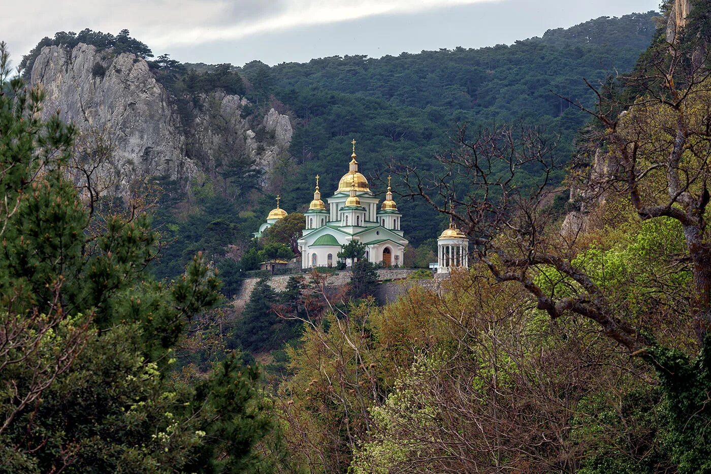 Монастырь Форос Форосский монастырь. Храм Архангела Михаила Форосе. Форосская Церковь в Крыму весной.