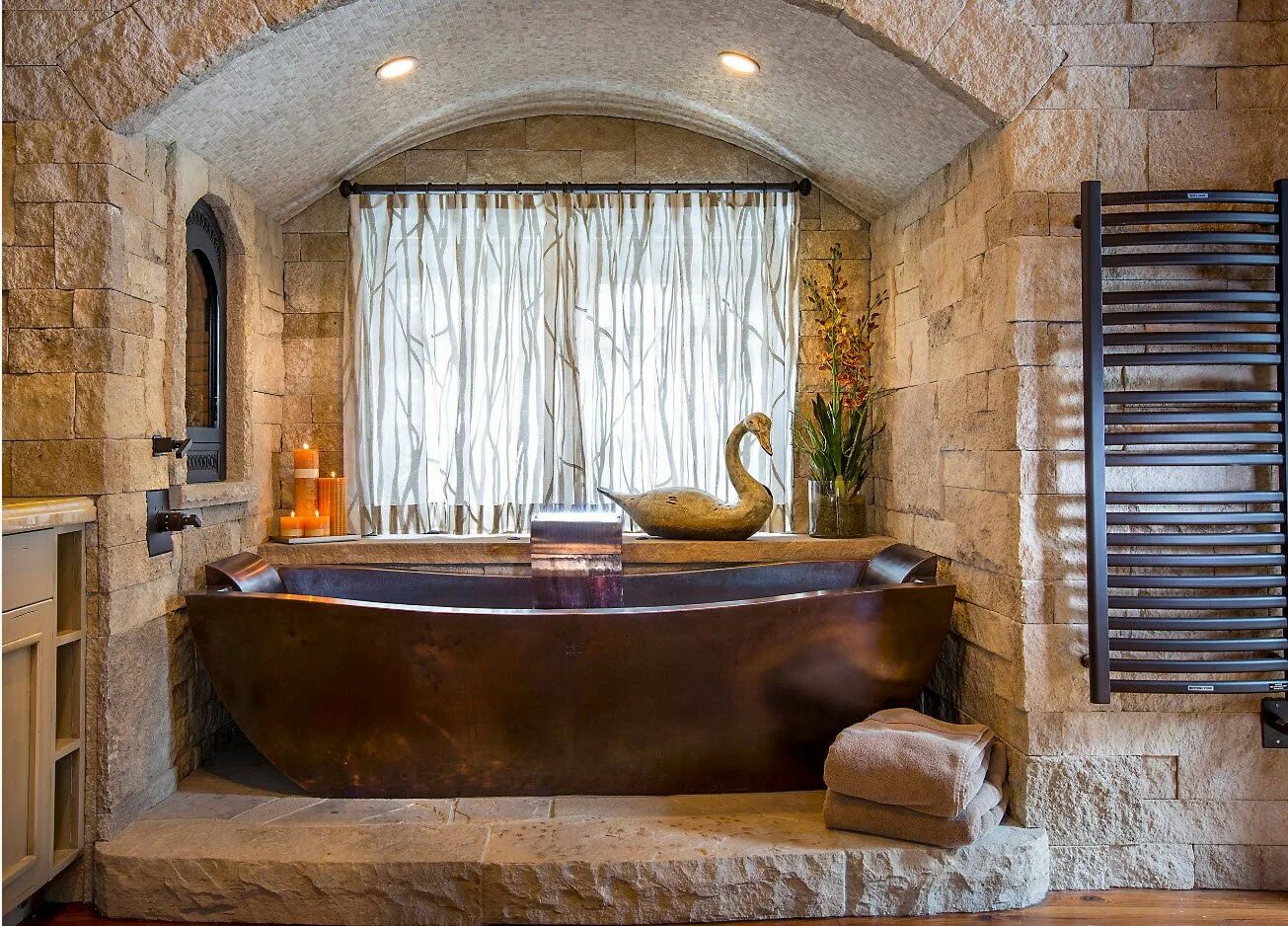 Необычный интерьер ванной. Необычные Ванные комнаты. Ванная отделанная камнем. Ванная из цельного камня.