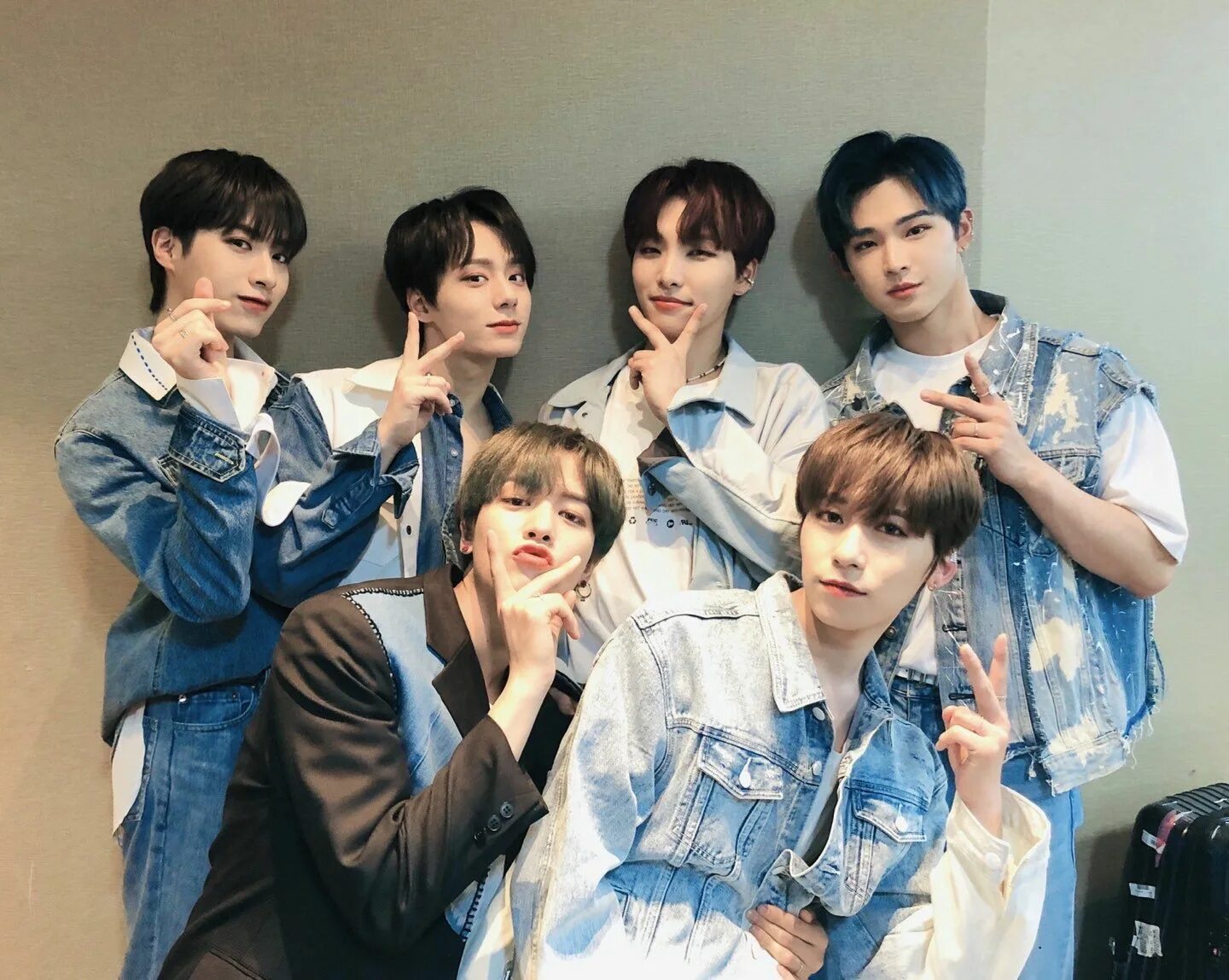 Together like you and me. ONEUS корейская группа. ONEUS кпоп группа. ONEUS 2020. Группа ONEUS Лидо.