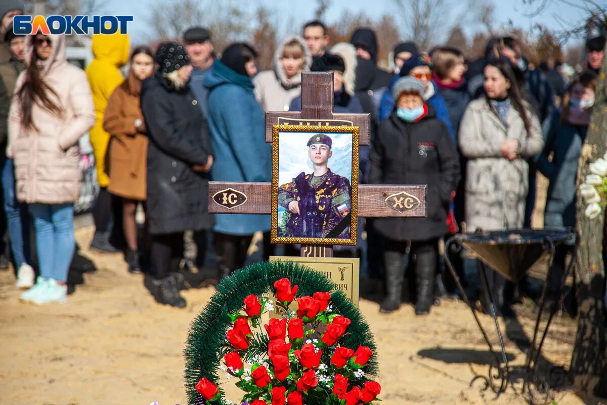 Похороны солдат погибших. Похороны солдат погибших в Украине. Прощание с погибшими солдатами.