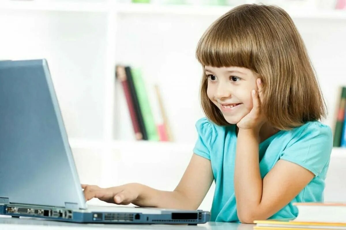 Ребенок за компьютером. Компьютер для детей. Ребеноз ка компьютером. Дошкольник и компьютер.