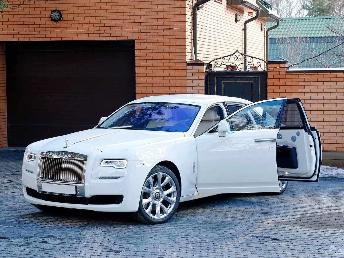 Белый роллс. Машина Rolls Royce Ghost. Роллс Ройс белый. Rolls Royce Phantom белый. Rolls Royce Ghost 2016.