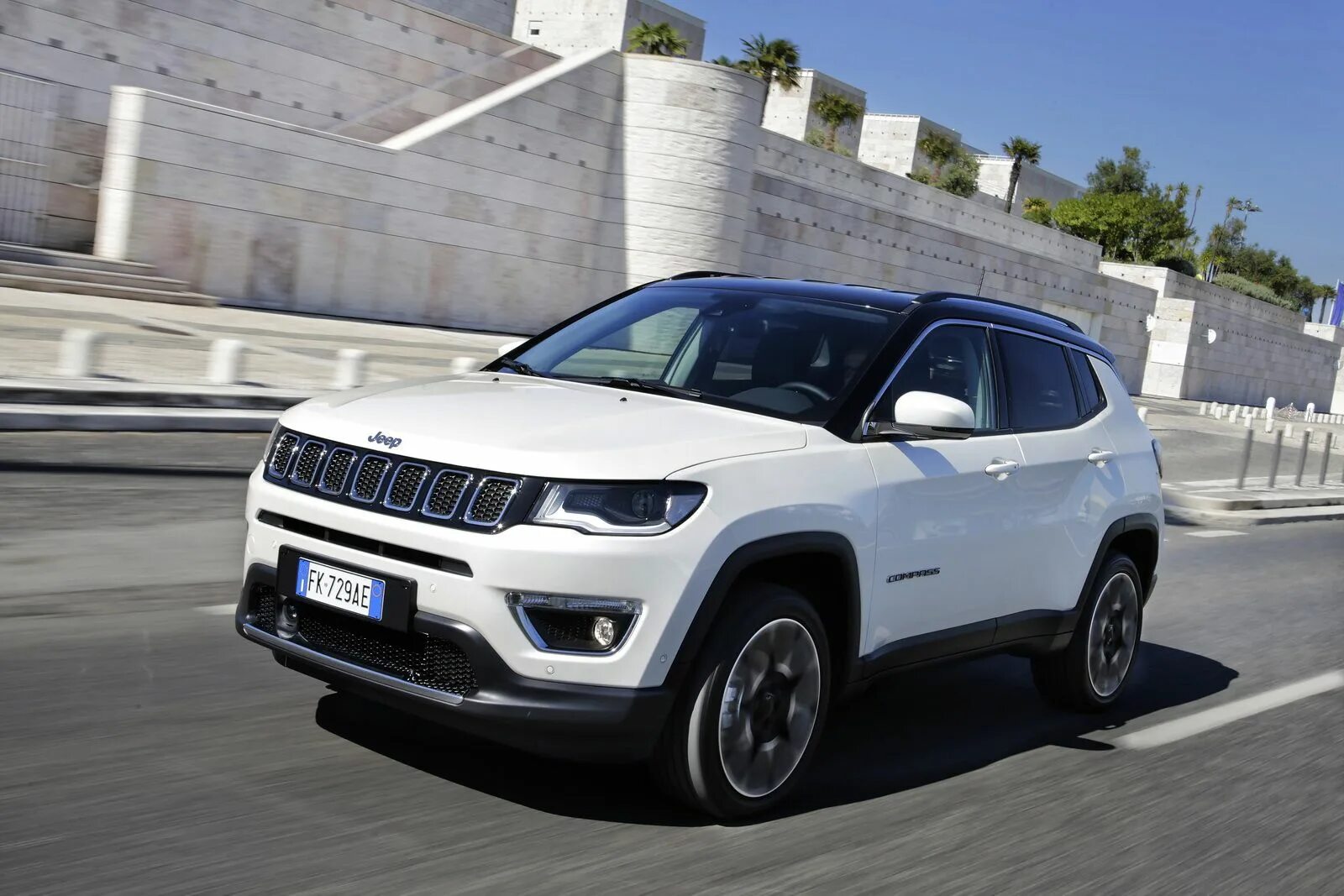 Джип кроссовер. Jeep cherokee 2014 limited. Белый внедорожник. Внедорожники и кроссоверы. Jeep grand cherokee 2014.
