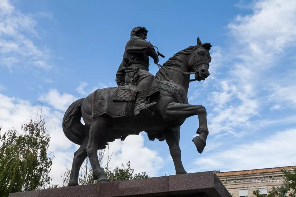 Памятники царицына. Памятник князю Засекину в Волгограде. Памятник Воеводе Засекину в Волгограде. Памятник Григорию Засекину в Волгограде.