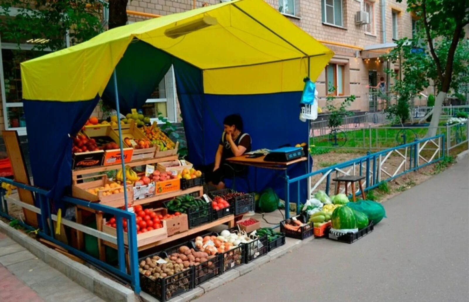 Прилавок на улице. Овощная палатка. Палатка для торговли овощами и фруктами. Палатка с овощами. Палатка на рынке.