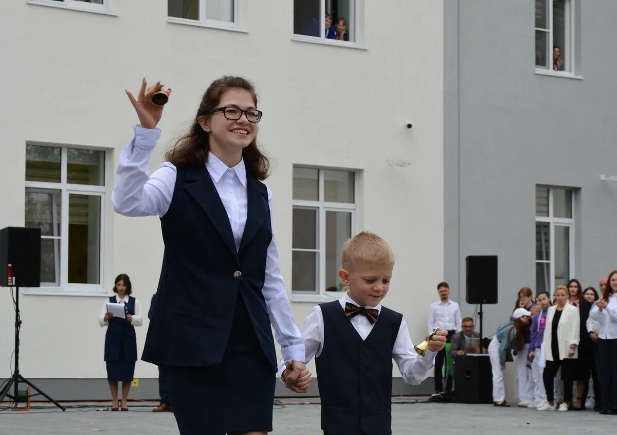 Идут ли дети в школу сегодня тюмень. Радостный школьник. фотосессия в школе. школа 30 тюмень фото. счастливые школьники.