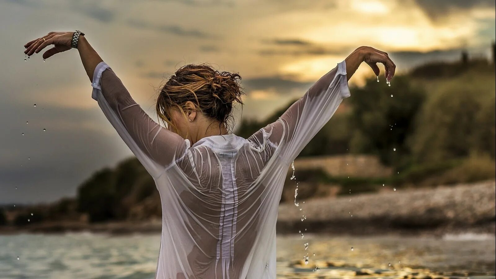 Брук энс кроссфит. Одиночество женщины. Счастливая девушка. Девушка с боку. Крепкие объятия.