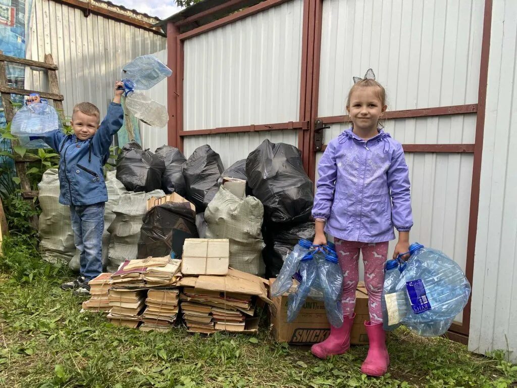 Мусор. Сбор мусора в детском саду. Мусорные дети. Дети сортируют мусор.