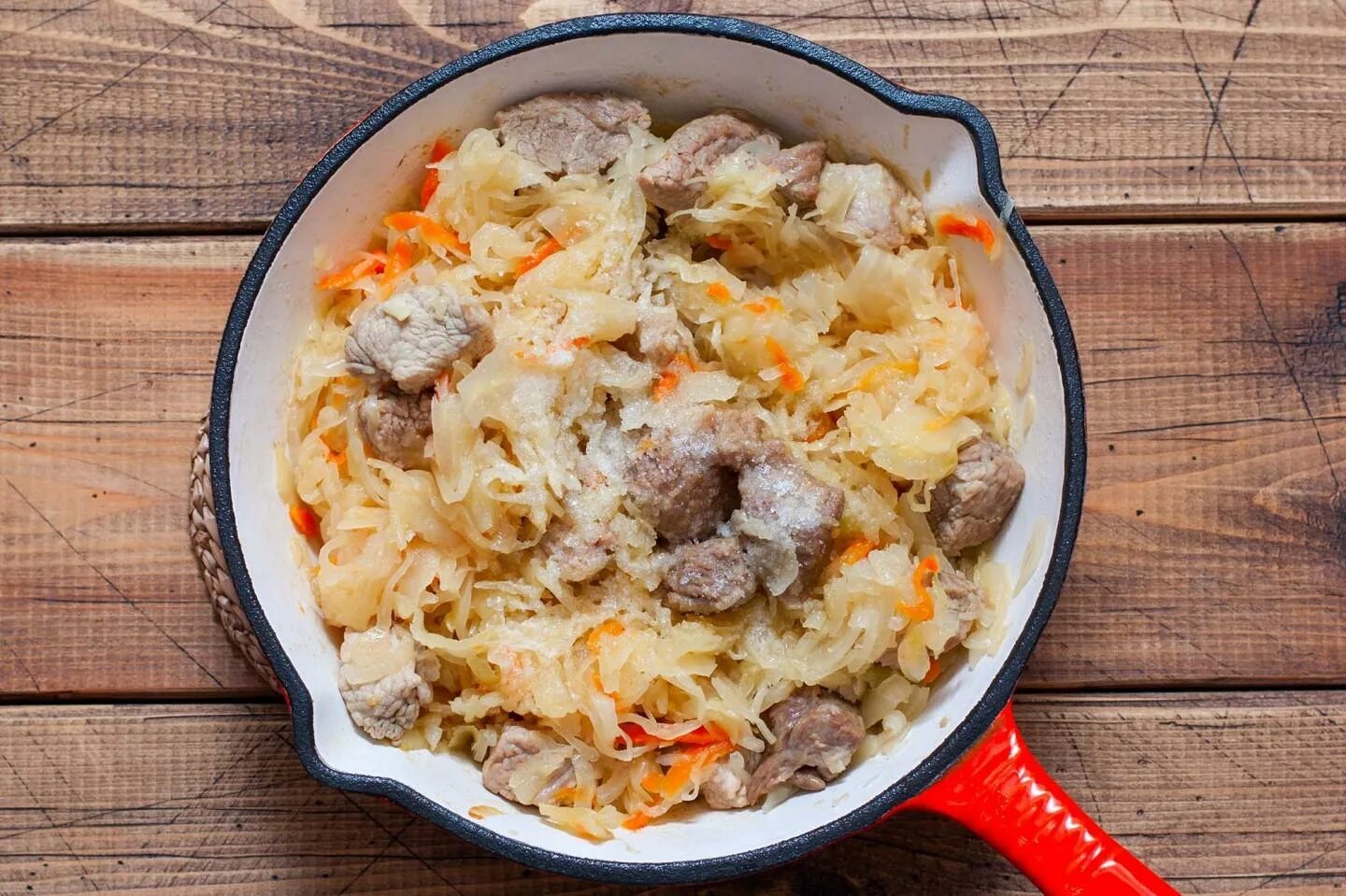 Тушеная свинина с квашеной капустой. Тушёная квашеная капуста с мясом. Бигус с квашеной капустой. Бигус с колбасой. Тушеная квашеная капуста по немецки